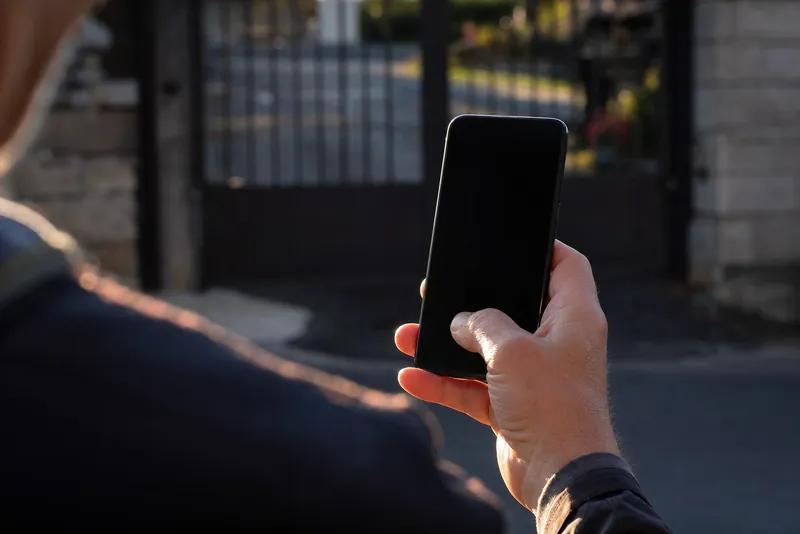 Un telefono in mano con un messaggio WhatsApp.